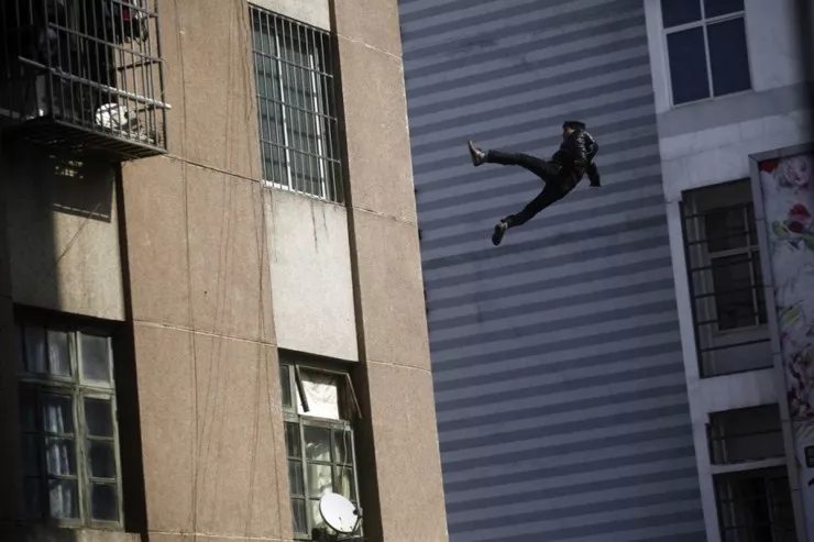 9-cu mərtəbədən yıxılıb öldü