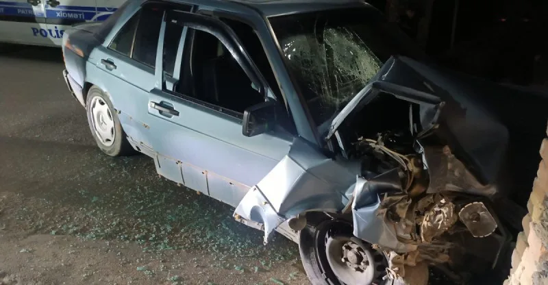 Tovuzda "Mercedes"divara çırpıldı: 3 nəfər... - FOTO