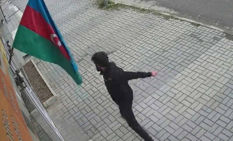 Bayrağa hörmətsizlik etdi, polis hərəkətə keçdi - VİDEO