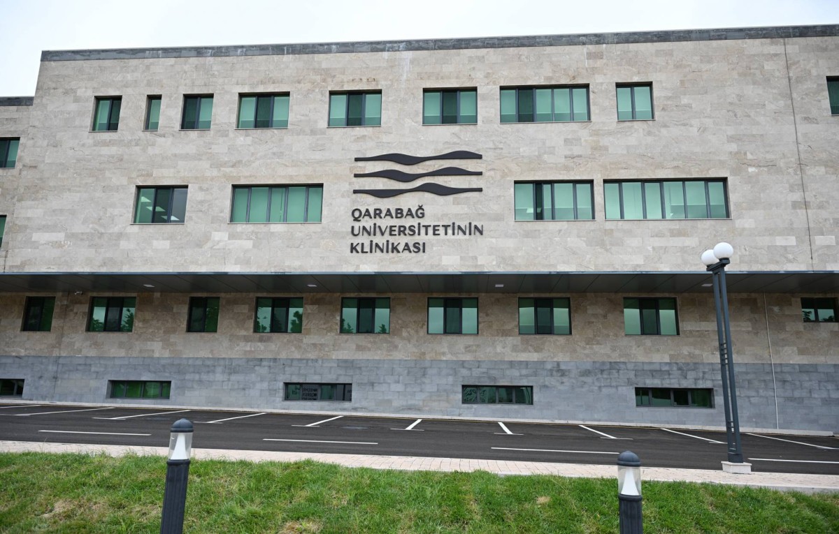 Diplomatlar Qarabağ Universitetinin klinikasında - Fotolar