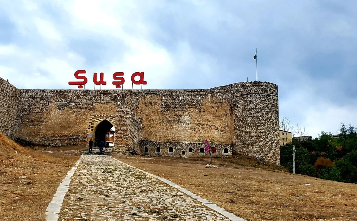 Xarici diplomatlar Şuşada bərpa işləri ilə tanış olublar