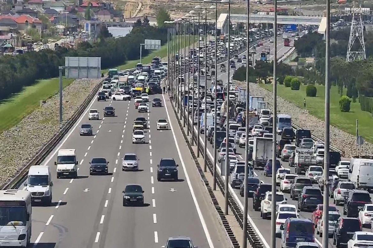 Aeroport şosesində qəza olub, yolda sıxlıq yaranıb