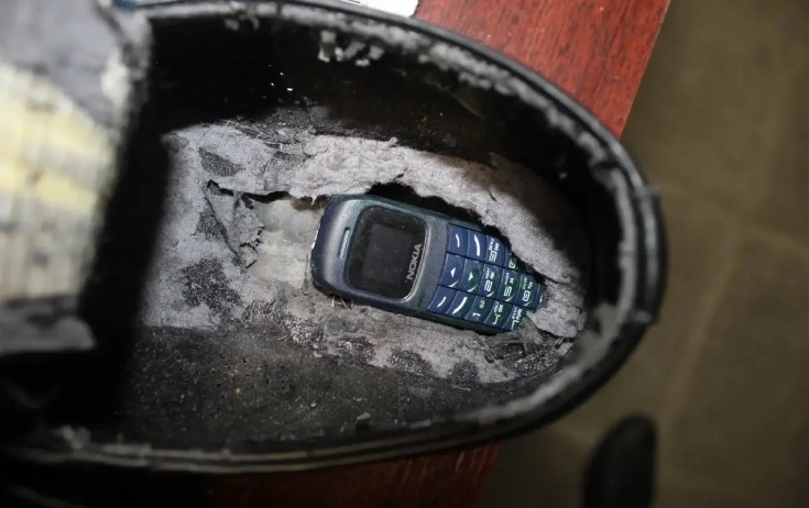İmtahana ayaqqabısının altında telefon keçirmək istədi