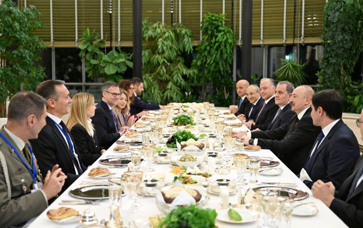 Prezidentin adından Meloninin şərəfinə şam yeməyi verildi - FOTOLAR