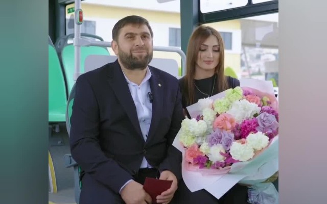 Sevgilisinə avtobusda evlilik təklifi edən sürücü BakuBusda qonaq oldu - VİDEO