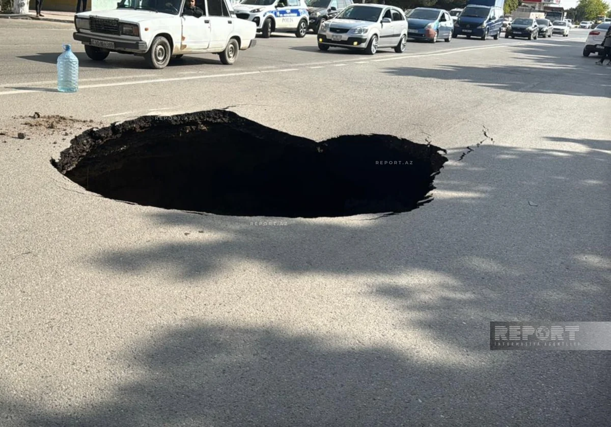 Sumqayıtda avtomobil yolu çöküb
