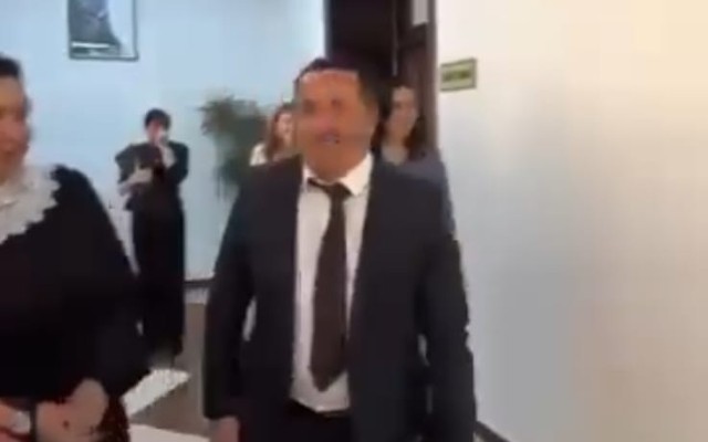 İşdən çıxan direktor müavinini belə yola saldılar - Adamsan - VİDEO
