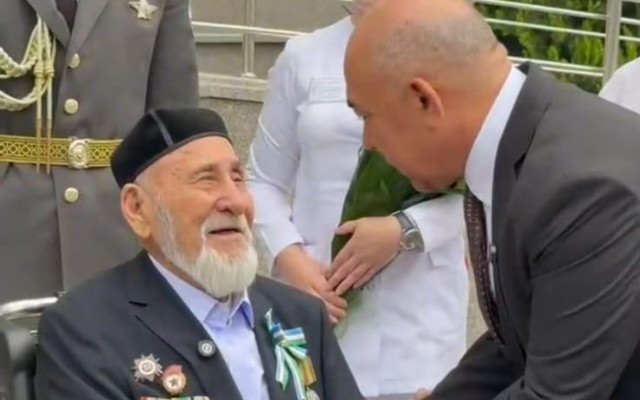 Mirziyoyev veterana avtomobil hədiyyə etdi - VİDEO