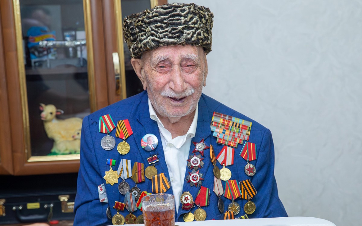 Ağababa İsgəndərov 100 yaşında