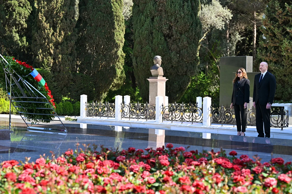 Prezident və xanımı Ulu Öndəri ziyarət etdi