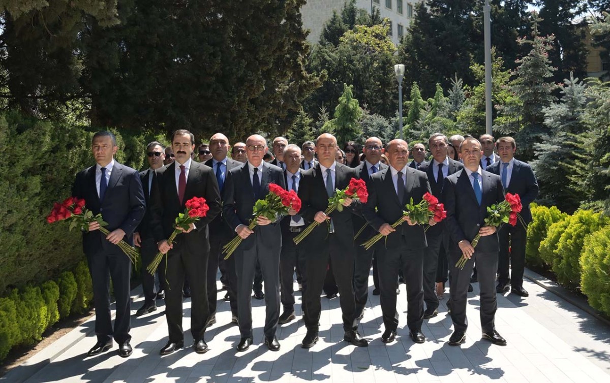 Elm və Təhsil Nazirliyinin kollektivi Fəxri xiyabanda - FOTOLAR