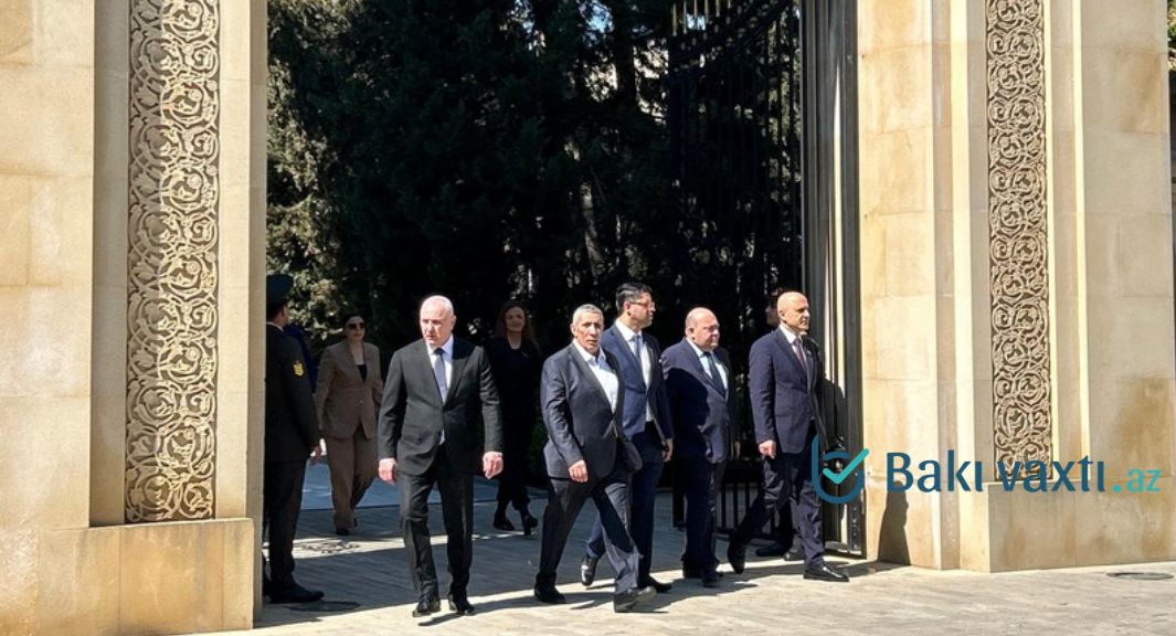 Deputatlar Fəxri xiyabanda - FOTOLAR