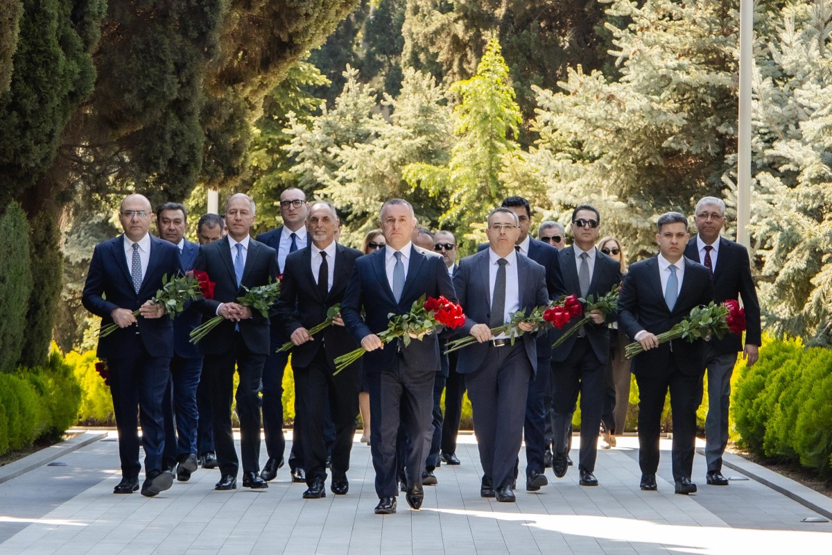 SN rəhbərliyi və kollektivi Fəxri Xiyabanda