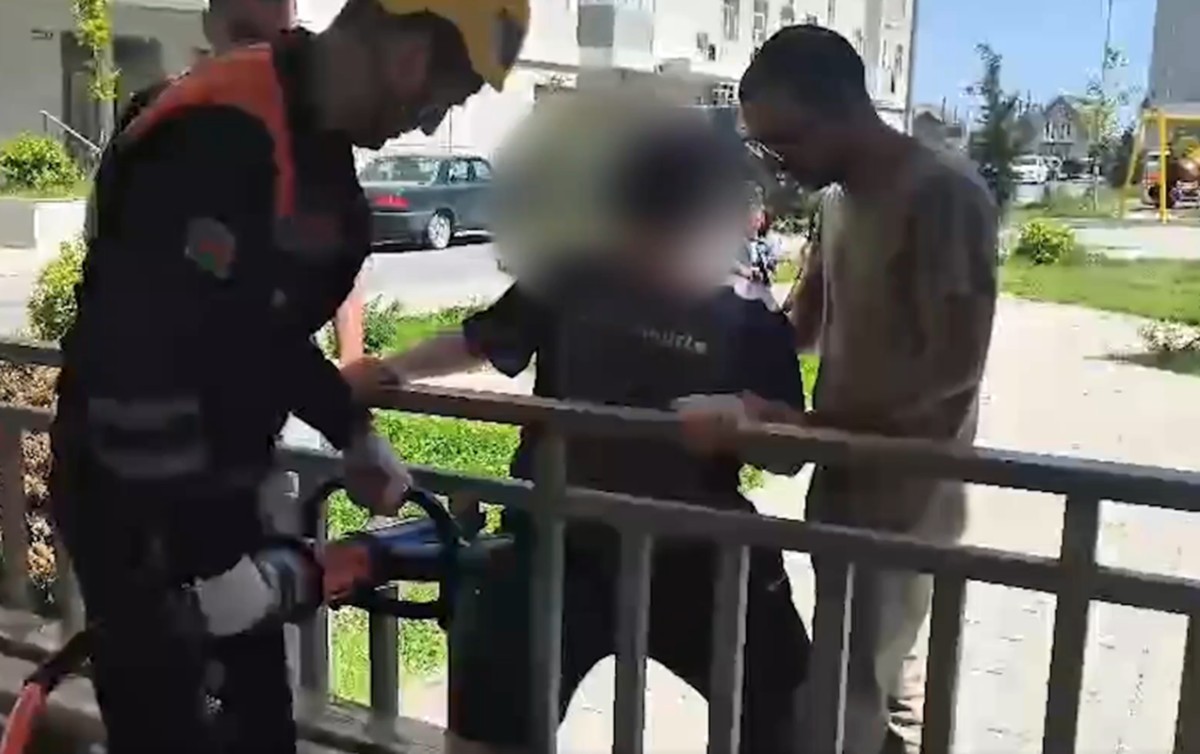 Ayağı dəmir barmaqlıqların arasında qaldı - Video