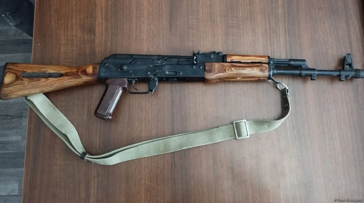 Qanunsuz saxlanılan 2 avtomat 1 qumbara aşkarlanıb