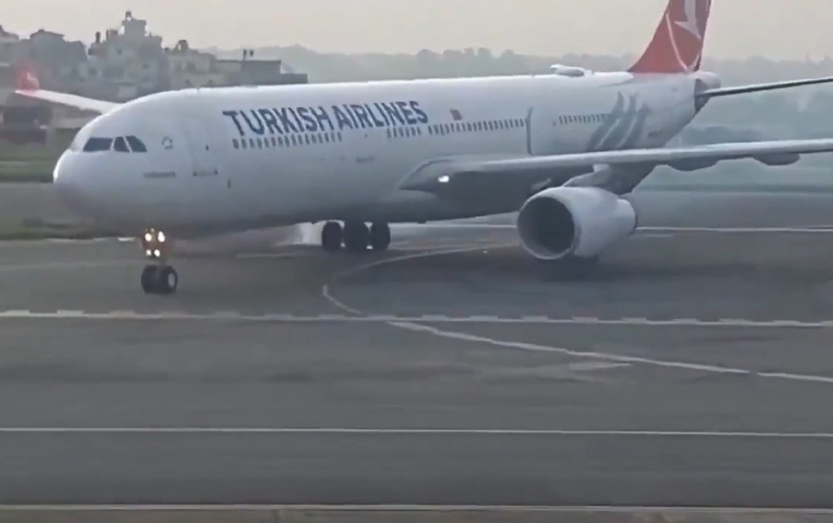 Türkiyə təyyarəsi eniş zamanı alovlandı - Video