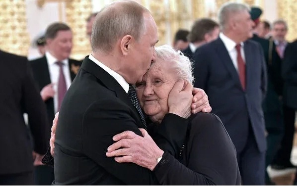 Kimsə onunla mübahisəyə cəsarət etməzdi - Müəllimi Putindən danışdı