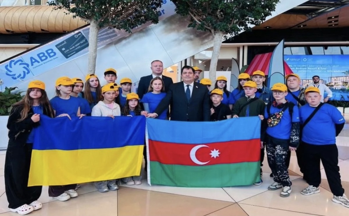 Daha 18 ukraynalı uşaq reabilitasiya üçün Bakıya gətirildi