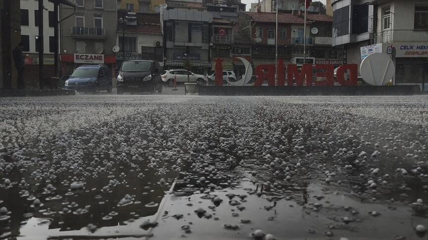 Manisada fırtına və dolu həyatı iflic etdi: Yaralananlar var