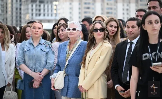 Prezidentin qızı və gəlini perulu rəssamın sərgisində - FOTOLAR