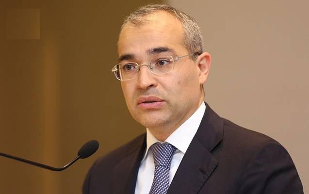 Mikayıl Cabbarov qızıl medal qazanan idmançını təbrik edib