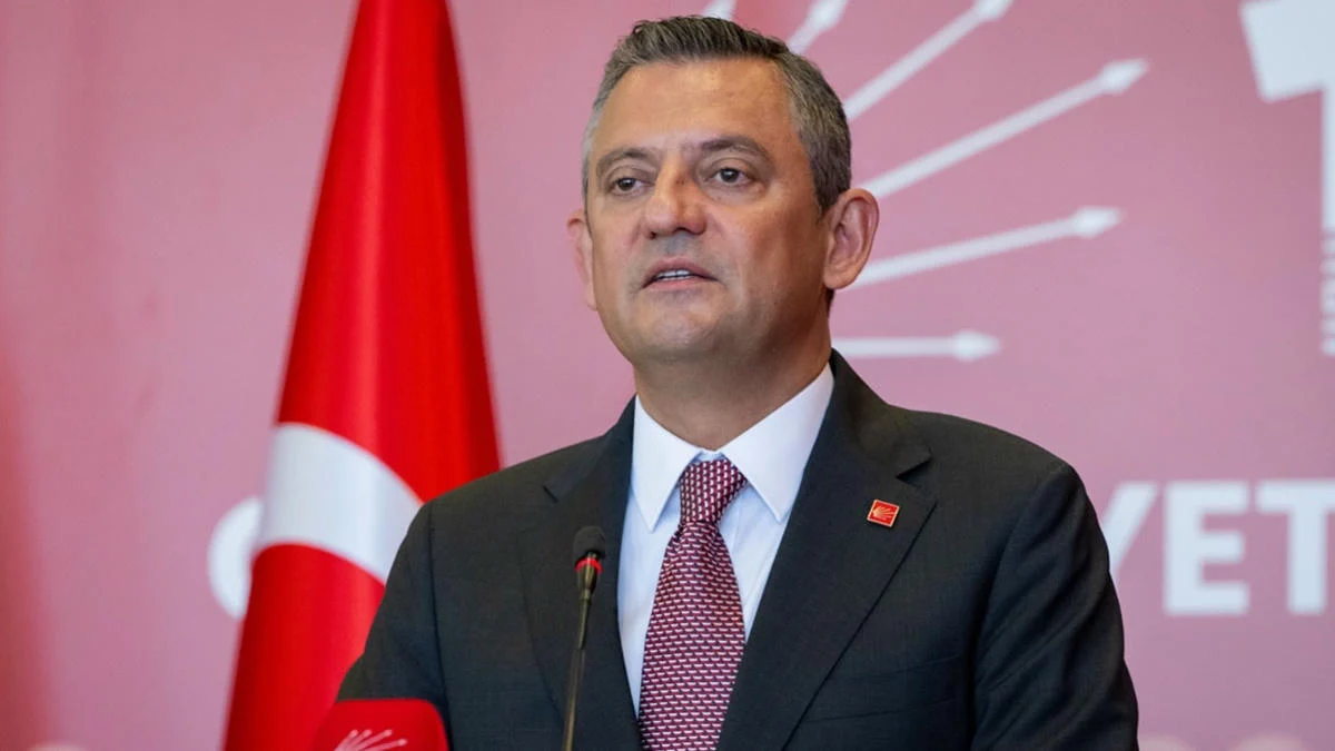 Özgür Özəl və bir qrup şəxs TBMM-yə yürüş edir