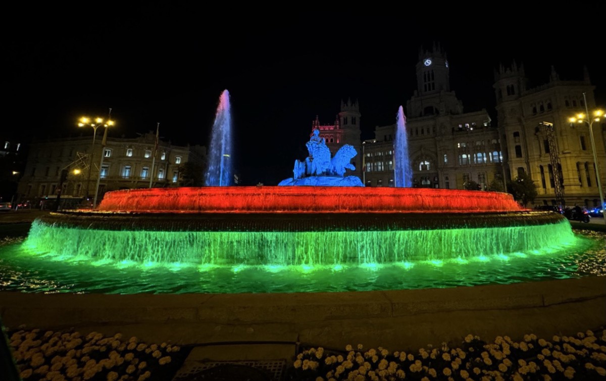 Madridin “Cibeles” fəvvarəsi bayrağımızın rənglərində işıqlandırıldı - FOTOLAR