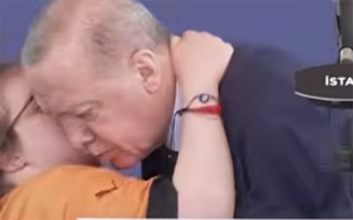Hamı bundan danışır: Ərdoğanı elə qucaqladı ki...  - VİDEO