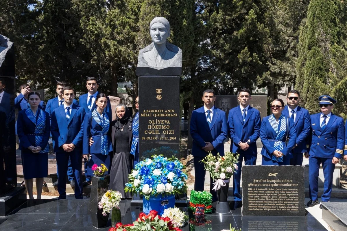 AZAL heyəti Milli Qəhrəman Hökumə Əliyevanın məzarını ziyarət edib - FOTOLENT