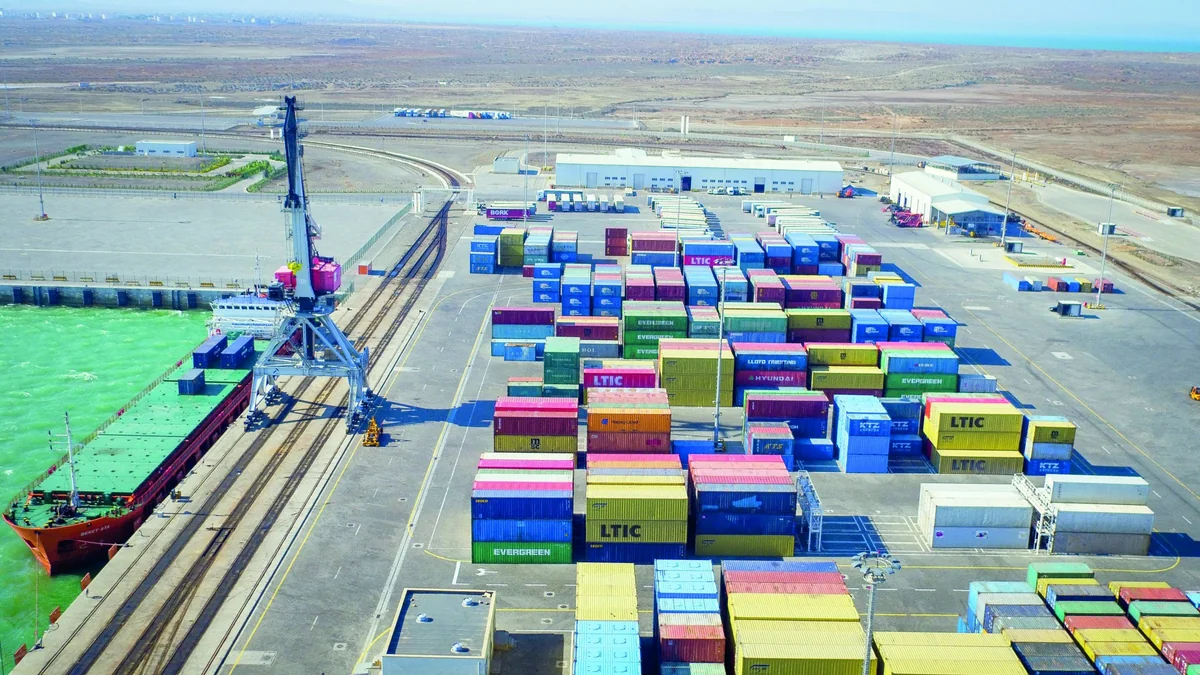 Bakı limanında mayda 812 min tondan çox yük aşırılıb
