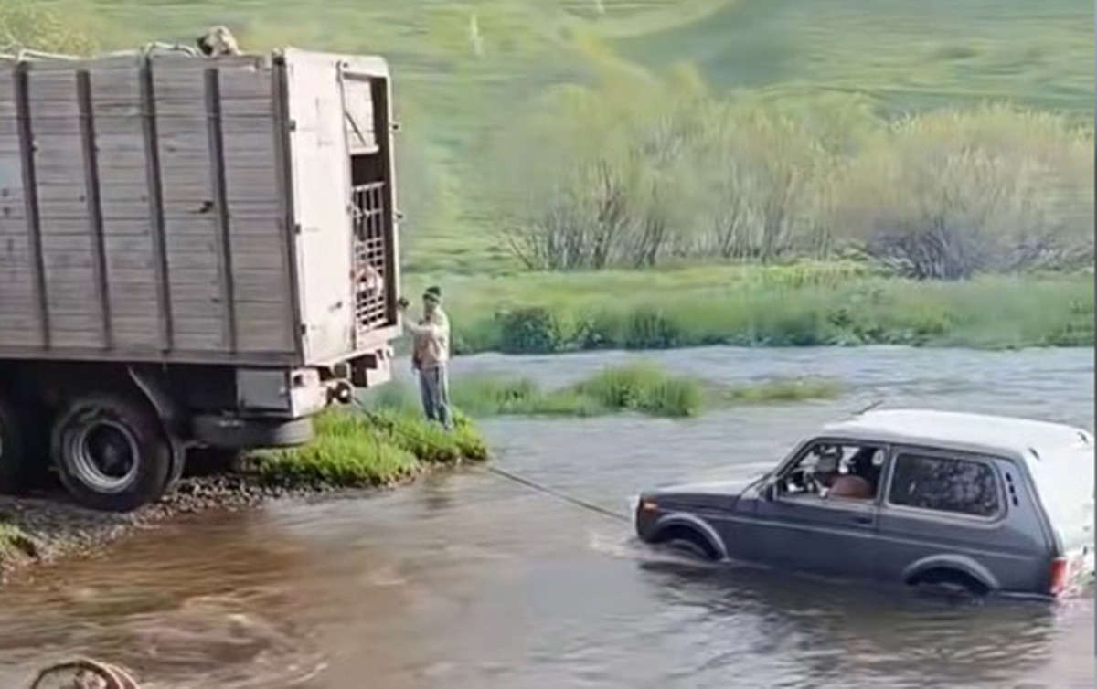 Niva çayda batdı, belə çıxarıldı - Video