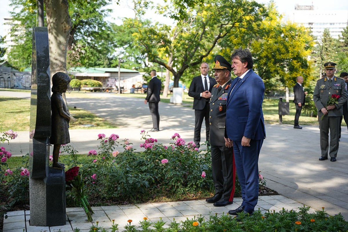 Müdafiə naziri Serbiyadadır