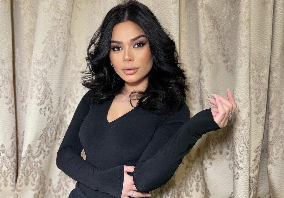 Deyib ki, Aysun efirə çıxmaq üçün aparıcılara yalvarır