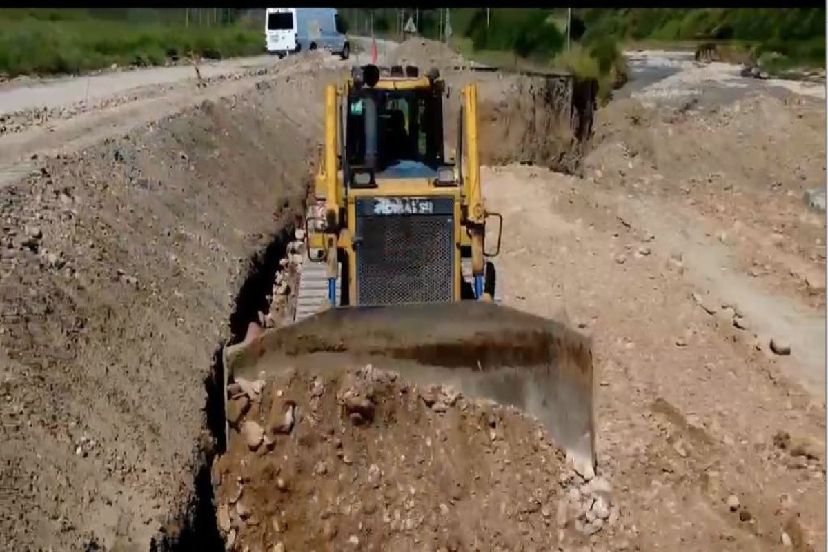 25 avtomobil yolunda sel suları nəticəsində zədələnmiş infrastrukturun bərpası aparılır