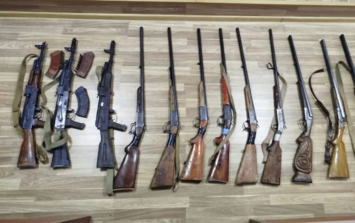 10 tüfəng, 3 avtomat aşkarlanıb