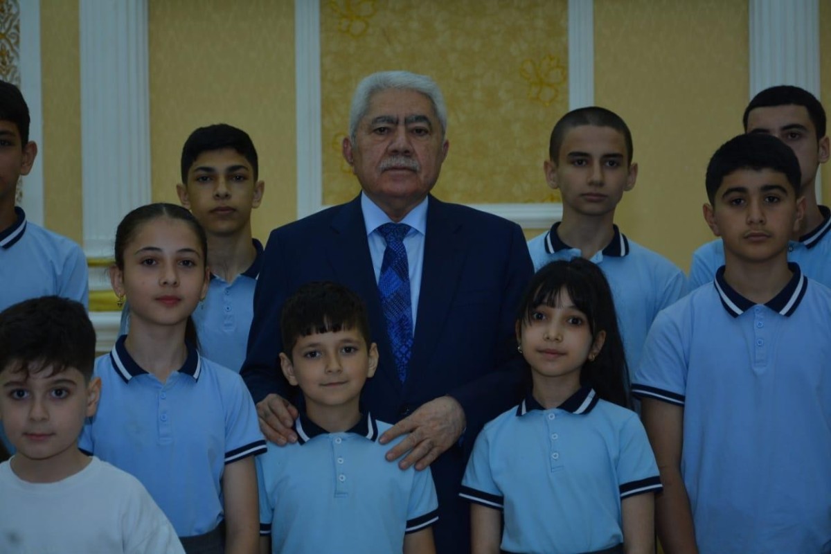 Deputat Ağalar Vəliyev Xaçmazda qabaqcıl müəllimləri və əlaçı şagirdləri mükafatlandırdı - FOTOLAR