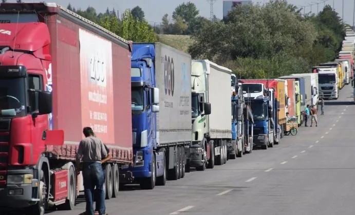 Kremlin İrəvana yeni təzyiqi: Erməni TIR-ları sərhəddə qalıb