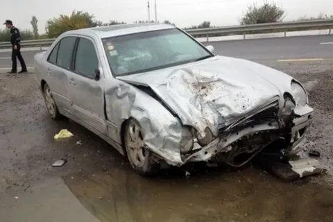 Avtomobil məhəccərə çırpıldı