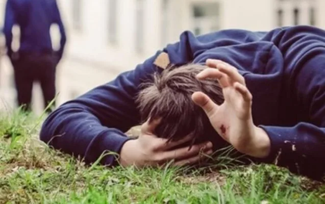 50 yaşlı kişi 14 yaşlı qonşusunu armaturla döydü