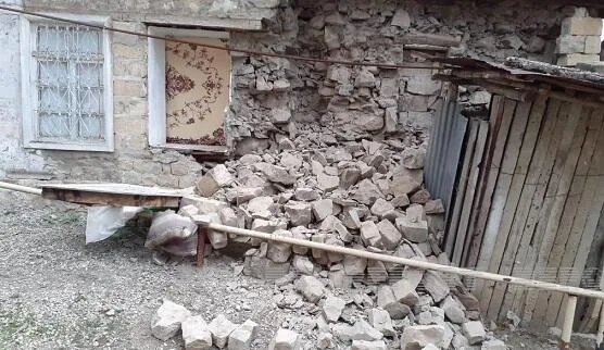 İsmayıllıda torpaq sürüşməsi: üç ailənin yaşadığı ev...