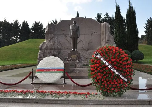 Slovakiya Prezidenti Heydər Əliyevin məzarını ziyarət etdi