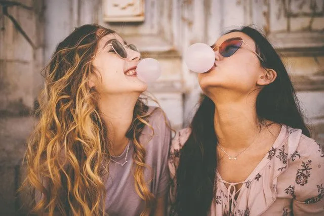 Dünyada ən qəribə qadağalar: Saqqız çeynəmək olmaz