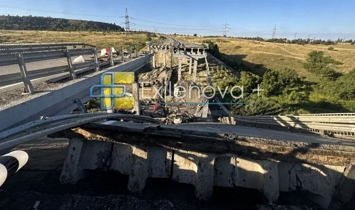 Ukrayna Luqanskda dəmir yolu körpüsünü VURDU