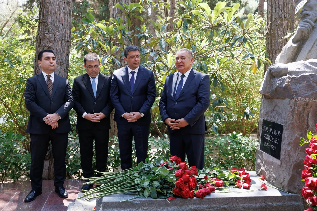 Milli Mətbuat Günü ilə əlaqədar Fəxri xiyaban ziyarət edilib