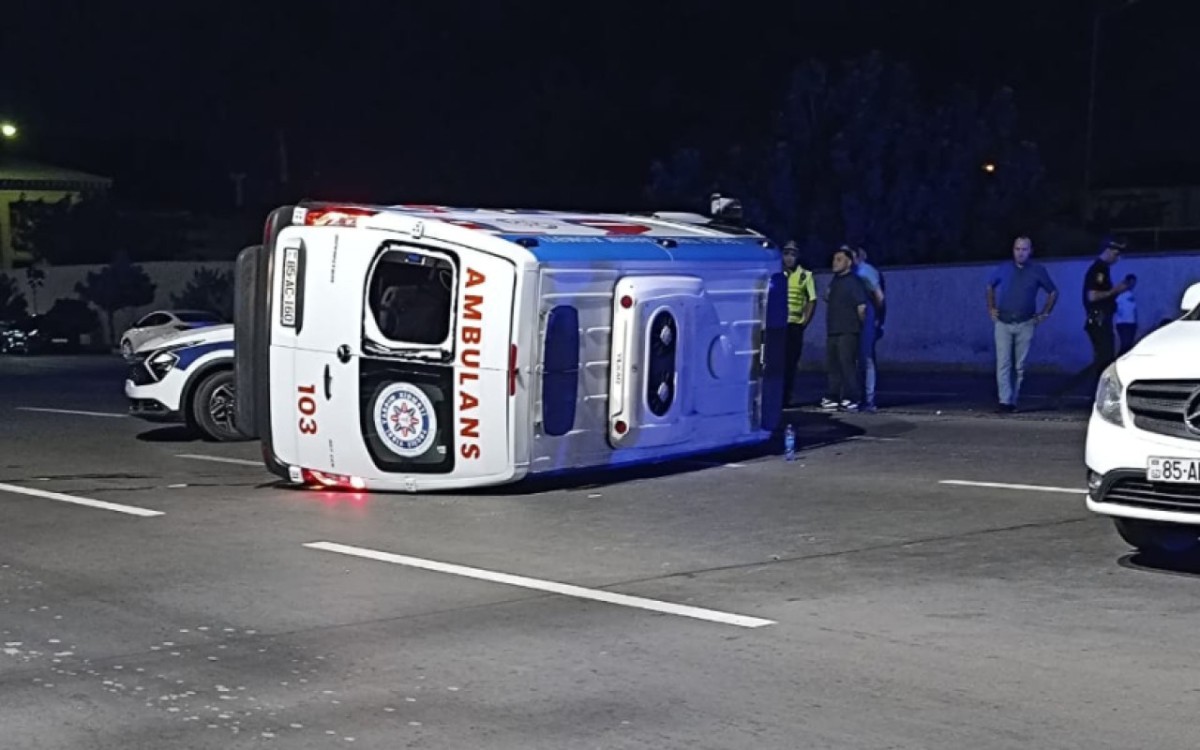 Təcili tibbi yardım avtomobili aşıb: 4 nəfər xəsarət alıb