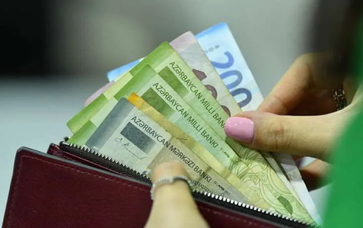 Müdir maaşa görə etiraz edən işçini döyüb? - VİDEO