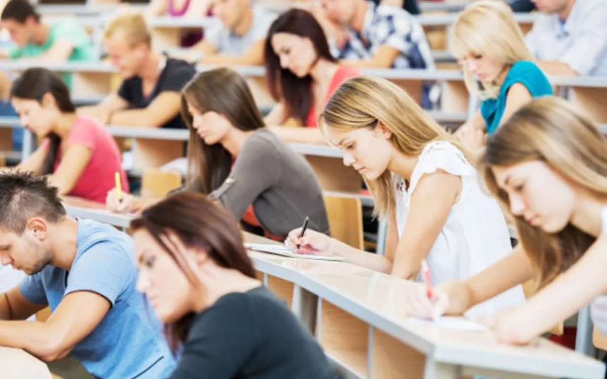 Azərbaycanda bu tələbələr digər universitetlərə köçürüləcək