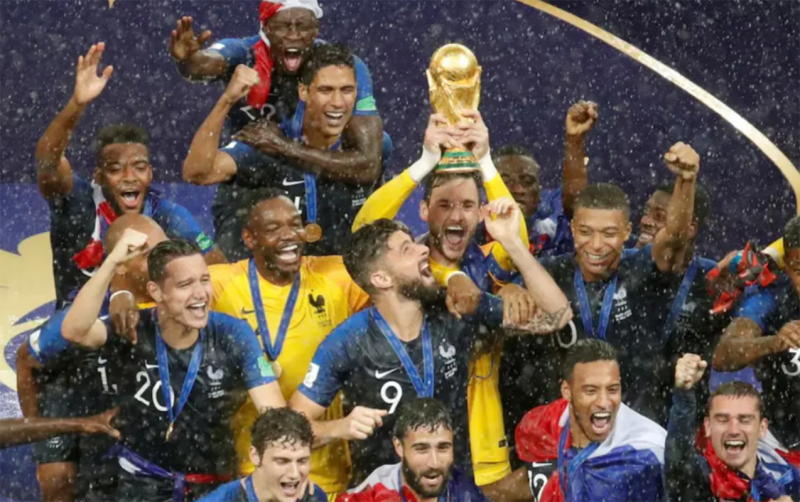 Dünya çempionatı medalını satdı - FOTO