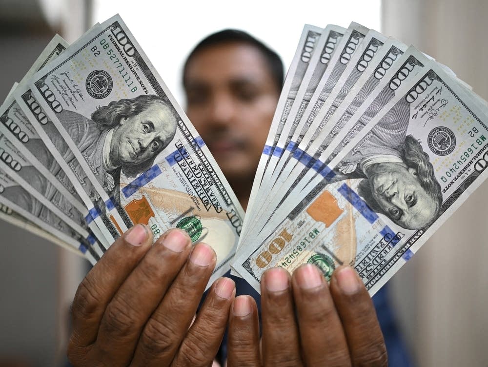 Dollar almaq istəyənlərin NƏZƏRİNƏ!