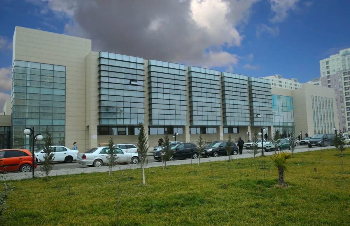 Abşeron Xəstəxanasının acınacaqlı vəziyyəti: Saatlarla çəkən uzun növbələr, gözləməkdən yorulan vətəndaşlar...